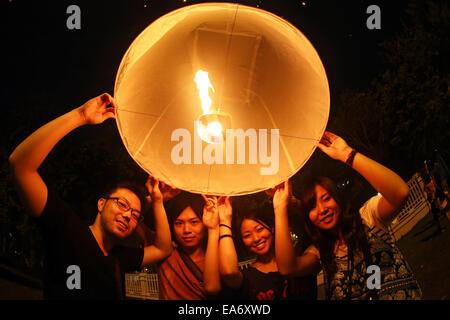 Chiang Mai, Thaïlande. 7e novembre 2014. Malgré de nouvelles lois portant sur la peine de mort pour quiconque publie Khom Loy Sky Lantern a pris près d'aéroports et les habitants de aimé libérant les lanternes pour célébrer Loy Krathong au milieu de Chiang Mai en Thaïlande, bien loin de l'aéroport. Bien que la majorité des lanternes sont libérés en toute sécurité et le nombre d'incendies est très minime, étant donné le nombre de lanternes sont libérés, le gouvernement thaïlandais est très préoccupé par la menace d'incendie et au trafic aérien. Crédit : Paul Brown/Alamy Live News Banque D'Images