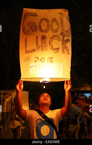 Chiang Mai, Thaïlande. 7e novembre 2014. Malgré de nouvelles lois portant sur la peine de mort pour quiconque publie Khom Loy Sky Lantern a pris près d'aéroports et les habitants de aimé libérant les lanternes pour célébrer Loy Krathong au milieu de Chiang Mai en Thaïlande, bien loin de l'aéroport. Bien que la majorité des lanternes sont libérés en toute sécurité et le nombre d'incendies est très minime, étant donné le nombre de lanternes sont libérés, le gouvernement thaïlandais est très préoccupé par la menace d'incendie et au trafic aérien. Crédit : Paul Brown/Alamy Live News Banque D'Images