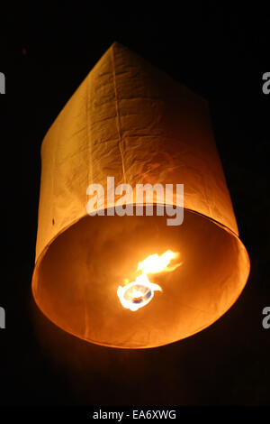 Chiang Mai, Thaïlande. 7e novembre 2014. Malgré de nouvelles lois portant sur la peine de mort pour quiconque publie Khom Loy Sky Lantern a pris près d'aéroports et les habitants de aimé libérant les lanternes pour célébrer Loy Krathong au milieu de Chiang Mai en Thaïlande, bien loin de l'aéroport. Bien que la majorité des lanternes sont libérés en toute sécurité et le nombre d'incendies est très minime, étant donné le nombre de lanternes sont libérés, le gouvernement thaïlandais est très préoccupé par la menace d'incendie et au trafic aérien. Crédit : Paul Brown/Alamy Live News Banque D'Images