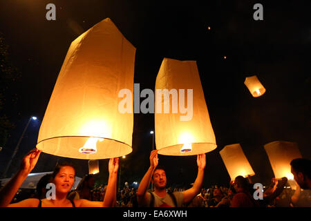 Chiang Mai, Thaïlande. 7e novembre 2014. Malgré de nouvelles lois portant sur la peine de mort pour quiconque publie Khom Loy Sky Lantern a pris près d'aéroports et les habitants de aimé libérant les lanternes pour célébrer Loy Krathong au milieu de Chiang Mai en Thaïlande, bien loin de l'aéroport. Bien que la majorité des lanternes sont libérés en toute sécurité et le nombre d'incendies est très minime, étant donné le nombre de lanternes sont libérés, le gouvernement thaïlandais est très préoccupé par la menace d'incendie et au trafic aérien. Crédit : Paul Brown/Alamy Live News Banque D'Images