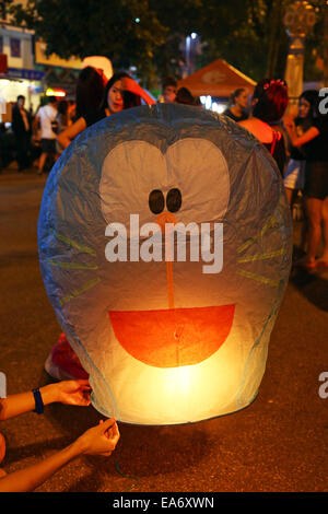 Chiang Mai, Thaïlande. 7e novembre 2014. Malgré de nouvelles lois portant sur la peine de mort pour quiconque publie Khom Loy Sky Lantern a pris près d'aéroports et les habitants de aimé libérant les lanternes pour célébrer Loy Krathong au milieu de Chiang Mai en Thaïlande, bien loin de l'aéroport. Bien que la majorité des lanternes sont libérés en toute sécurité et le nombre d'incendies est très minime, étant donné le nombre de lanternes sont libérés, le gouvernement thaïlandais est très préoccupé par la menace d'incendie et au trafic aérien. Crédit : Paul Brown/Alamy Live News Banque D'Images