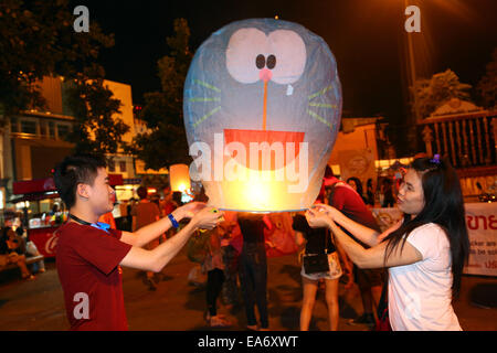 Chiang Mai, Thaïlande. 7e novembre 2014. Malgré de nouvelles lois portant sur la peine de mort pour quiconque publie Khom Loy Sky Lantern a pris près d'aéroports et les habitants de aimé libérant les lanternes pour célébrer Loy Krathong au milieu de Chiang Mai en Thaïlande, bien loin de l'aéroport. Bien que la majorité des lanternes sont libérés en toute sécurité et le nombre d'incendies est très minime, étant donné le nombre de lanternes sont libérés, le gouvernement thaïlandais est très préoccupé par la menace d'incendie et au trafic aérien. Crédit : Paul Brown/Alamy Live News Banque D'Images