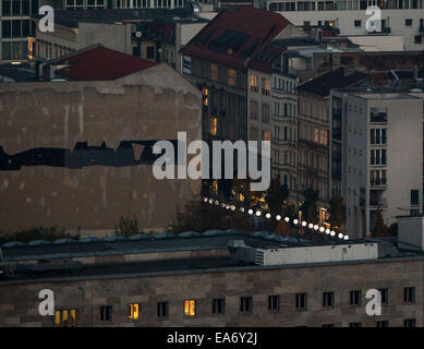 Berlin, Allemagne. 07Th Nov, 2014. Colonnes de ballons sont disposés le long de l'ancien tracé du mur de Berlin à Zimmerstrasse à Berlin, Allemagne, 07 novembre 2014. Les lanternes sont une partie du projet "Lichtgrenze 2014' (lit. Lightborder '2014') à l'occasion de l'anniversaire de la chute du Mur de Berlin le 09 novembre 2014. Dpa : Crédit photo alliance/Alamy Live News Banque D'Images