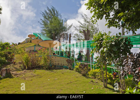 L'île de Bohol, Philippines - Passerelle menant à la Chocolate Hills Monument géologique nationale plate-forme d'observation. Banque D'Images
