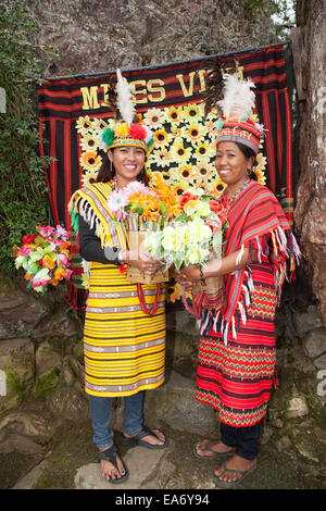 Deux belles femmes philippines s'habiller de vêtements d'Ifugao traditionnel au parc de vue de Mines à Baguio City, Philippines. Banque D'Images