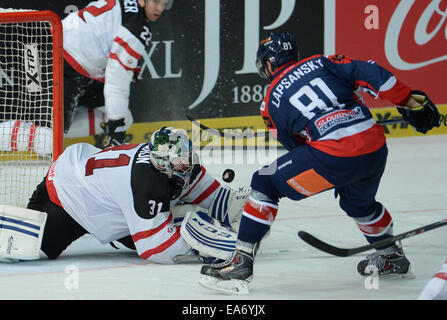 Munich, Allemagne. 07Th Nov, 2014. Canada's Sébastien Caron (L) et la Slovaquie's Adam Lapsansky durant la Deutschland Cup match entre le Canada et la Slovaquie dans les Jeux Olympiques Eissporthalle à Munich, Allemagne, 07 novembre 2014. Photo : Andreas GEBERT/dpa/Alamy Live News Banque D'Images