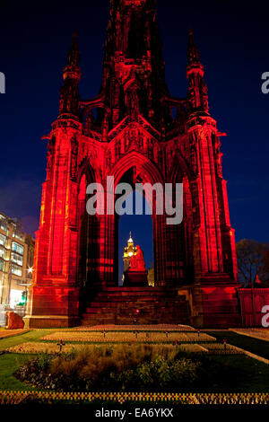 Princes Street Gardens, Édimbourg Moyen-Orient, en Écosse. 7 novembre 2014.Le Walter Scott Monument a été illuminée en rouge coquelicot à partir de ce soir en hommage aux soldats qui ont donné leur vie durant la Première Guerre mondiale. Plusieurs événements de commémoration auront lieu tout au long de Paris au cours des prochains jours pour 100 ans depuis la Première Guerre mondiale. Banque D'Images