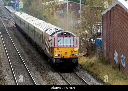 Une locomotive diesel de la classe 67 en tirant une ligne principale Chiltern Railways service à Warwick, Royaume-Uni Banque D'Images