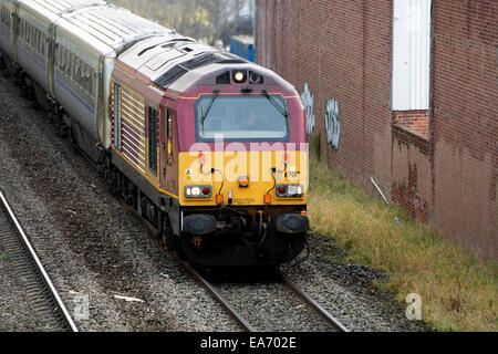 Une locomotive diesel de la classe 67 en tirant une ligne principale Chiltern Railways service à Warwick, Royaume-Uni Banque D'Images