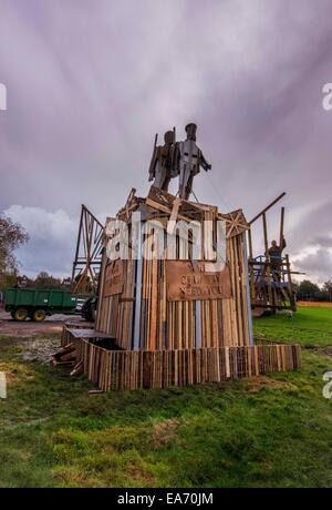 Lewes, UK. 07Th Nov, 2014. La sculpture d'un feu pour l'Hoathly 90e souvenir Bonfire Night est presque terminée. Des centaines de spectateurs sont attendus à bordent les rues du petit village de East Sussex de l'Est Hoathly près de Lewes, UK, pour regarder le feu embrase bannières réalisées comme un acte de souvenir, en route vers une immense sculpture de bois et feu d'artifice. La sculpture va représenter deux des villageois de quitter le village au début de la PREMIÈRE GUERRE MONDIALE. Crédit : Jim Holden/Alamy Live News Banque D'Images