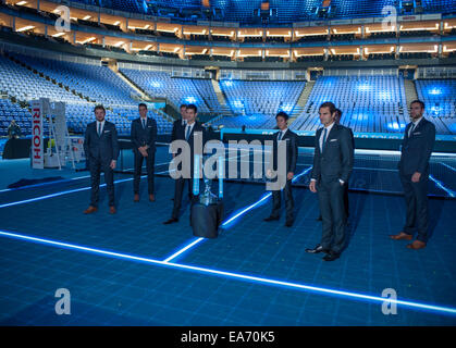 O2 Arena, London UK. 7e novembre 2014. Sixième année consécutive de la prestigieuse finale ATP à Londres avec la meilleure huit joueurs sur le court central avec la coupe. Credit : Malcolm Park editorial/Alamy Live News Banque D'Images