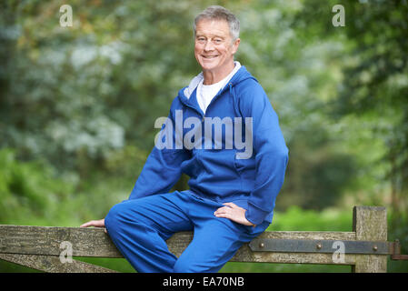 Man se reposer pendant l'entraînement en campagne Banque D'Images