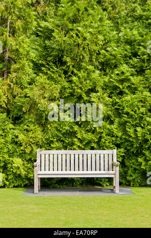 Banc vide, Jardins du Château de Dunvegan, Isle of Skye, Scotland, United Kingdom Banque D'Images