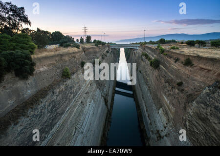 Canal pour le passage de bateaux à Corinthe, Grèce Banque D'Images