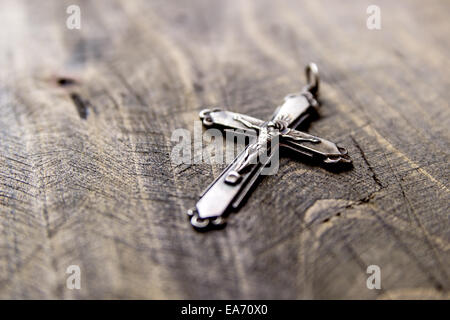 Croix de métal couché sur la table en bois, Close up Banque D'Images