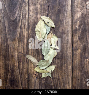 La baie dry leaf sur une vieille planche de bois, d'en haut Banque D'Images