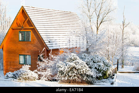 Belle journée ensoleillée en hiver avec vue sur le log cabin Banque D'Images