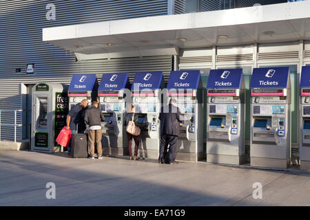 Les gens à l'aide de distributeurs automatiques à la station London Bridge Banque D'Images