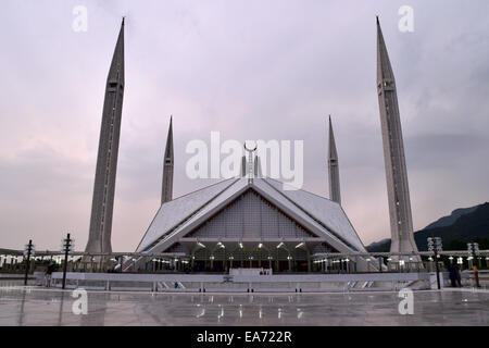 La mosquée Faisal d'Islamabad, Pakistan, sous ciel couvert. Banque D'Images