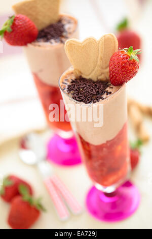 Fruits rouges en gelée avec de la crème et des fruits frais. Banque D'Images