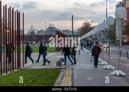 Berlin, Allemagne. 7 novembre, 2014. Le 25e anniversaire de la chute du mur de Berlin est célébré dans la capitale allemande ce weekend. Le tracé du mur (Lichtgrenze) est marquée par un sentier de 15 Km de lumière blanche de ballons qu'elle était allumé à 5h00 aujourd'hui. Les ballons seront diffusées le dimanche à 19h. Histoires de mur le long de l'Lichtgrenze concernent les histoires de succès et tragique s'échappe et le mouvement de résistance. Credit : Eden Breitz/Alamy Live News Banque D'Images