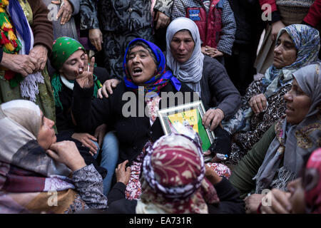 Suruc, Turquie. 07Th Nov, 2014. Une femme pleure comme elle est titulaire d'un portrait de son fils, une unité de protection du peuple kurde (GPJ) fighter qui sont morts pendant les combats dans la ville frontière syrienne assiégée de Kobane. Funérailles de GPJ et YPJ fighters à Suruc, la Turquie le 7 novembre 2014. Credit : Konstantinos Tsakalidis/Alamy Live News Banque D'Images