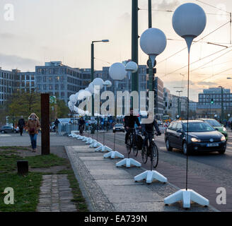 Berlin, Allemagne. 7 novembre, 2014. Le 25e anniversaire de la chute du mur de Berlin est célébré dans la capitale allemande ce weekend. Le tracé du mur (Lichtgrenze) est marquée par un sentier de 15 Km de lumière blanche de ballons qu'elle était allumé à 5h00 aujourd'hui. Les ballons seront diffusées le dimanche à 19h. Histoires de mur le long de l'Lichtgrenze concernent les histoires de succès et tragique s'échappe et le mouvement de résistance. Credit : Eden Breitz/Alamy Live News Banque D'Images