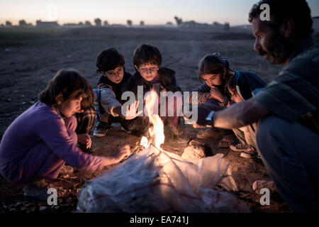 Suruc, Turquie. 07Th Nov, 2014. Soir dans un camp de réfugiés à Suruc, la Turquie le 7 novembre 2014. Credit : Konstantinos Tsakalidis/Alamy Live News Banque D'Images