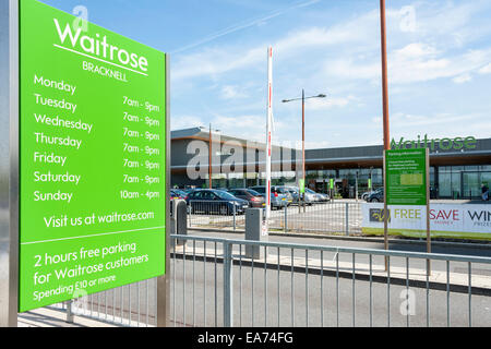 Inscrivez-vous à l'entrée d'un supermarché Waitrose liste parking horaires d'ouverture du magasin. Banque D'Images