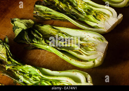 Bio pour bébé Le Bok Choy cuit avec sel et poivre Banque D'Images