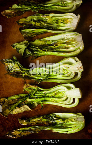 Bio pour bébé Le Bok Choy cuit avec sel et poivre Banque D'Images