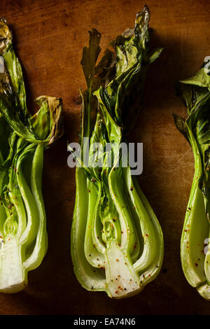 Bio pour bébé Le Bok Choy cuit avec sel et poivre Banque D'Images