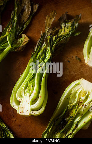 Bio pour bébé Le Bok Choy cuit avec sel et poivre Banque D'Images