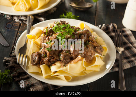 Un copieux petit-déjeuner fait maison Bœuf Stroganoff aux champignons et nouilles Banque D'Images