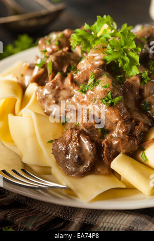 Un copieux petit-déjeuner fait maison Bœuf Stroganoff aux champignons et nouilles Banque D'Images