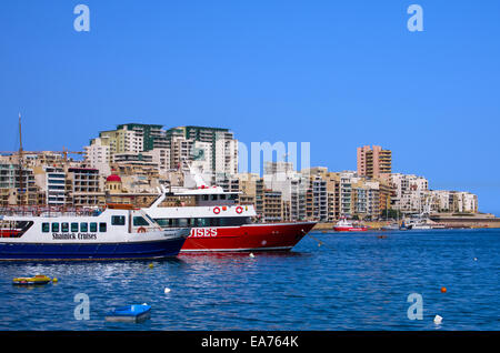 Malte, Sliema : Bord d'une destination touristique populaire dans le nord de Malte et les traversiers, le coup de départ pour les excursions en bateau autour de Malte. Banque D'Images