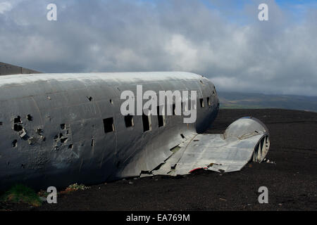 L'épave d'un avion militaire américain s'est écrasé dans le milieu de la nulle part. L'avion a manqué de carburant et s'est écrasé dans un désert non loin en arrière Banque D'Images