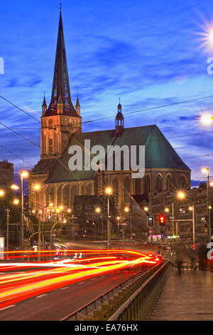 Ancienne cathédrale gothique St James illuminée la nuit, vue depuis la rivière Oder, Szczecin, Pologne. Banque D'Images