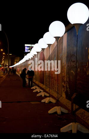 Berlin, Allemagne. Nov 7, 2014. "L'Light Border' s'étend le long de la East Side Gallery, un espace d'art en plein air et le plus long tronçon restant du mur de Berlin. Pour le 25e anniversaire de la chute du Mur de Berlin, des milliers de ballons blanc retracer le chemin du mur de Berlin à 15.3km au coeur de la ville. L 'Lichtgrenze' ou 'Light' à la frontière est une installation temporaire et restera du 7 au 9 novembre. Au cours d'une cérémonie peu avant 7h, le 9 novembre, les ballons seront libérés dans le ciel nocturne. © Harald Franzen/ZUMA/Alamy Fil Live News Banque D'Images