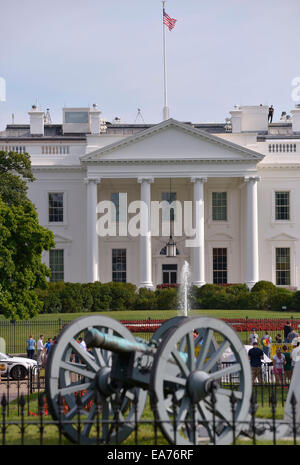 Washington, DC, USA. 16 juillet, 2014. Photo prise le 16 juillet 2014 montre la Maison Blanche à Washington, DC, aux Etats-Unis. Obama a autorisé l'armée à envoyer jusqu'à 1 500 employés supplémentaires en Irak pour la formation et l'assistance des forces iraquiennes dans le but de mettre en lutte contre l'Etat islamique (EST), selon un communiqué publié par le ministère américain de la Défense vendredi. © Yin Bogu/Xinhua/Alamy Live News Banque D'Images