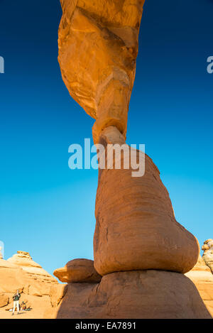 La Delicate Arch, vue du dessous de l'arche de grès. L'Arches National Park, Utah, USA. Banque D'Images