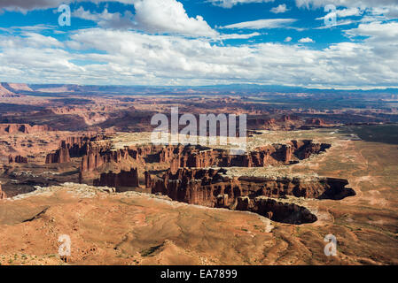 Les canyons de grès érodés de sur l'île dans le ciel. Le Canyonlands National Park, Utah, USA. Banque D'Images