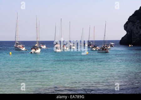 Vue sur la baie et les bateaux, Cala Macarella, îles Baléares , Espagne Banque D'Images