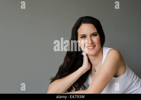 Studio portrait of smiling brunette woman Banque D'Images