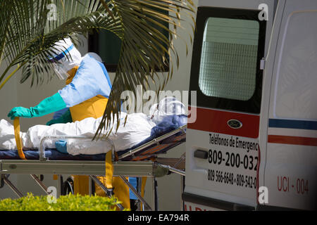 Santo Domingo, République dominicaine. Nov 7, 2014. Un personnel médical prend soin d'un patient simulé suspectés d'être infectés par le virus Ebola au cours d'un exercice, à l'hôpital militaire Dr Ramon de Lara de République dominicaine, de l'Armée de l'air à Santo Domingo, République dominicaine, le 7 novembre 2014. Le ministère de la santé République Dominicaine menées vendredi son premier exercice pratique sur un cas présumé du virus Ebola, selon la presse locale. © Fran Afonso/Xinhua/Alamy Live News Banque D'Images