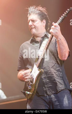 Mancester, UK. Nov 8, 2014. Counting Crows Live à l'O2 Apollo Manchester le 8 novembre 2014 dans le cadre de leur tournée quelque part dans Wonderland Crédit : Simon Newbury/Alamy Live News Banque D'Images