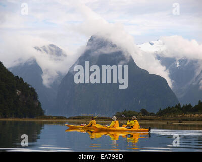 Kayak de mer dans la région de Milford Sound, Nouvelle Zélande Banque D'Images