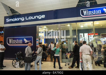 Intérieur de l'aérogare à l'Aéroport International de Dubaï, l'aéroport de Dubaï, Émirats arabes unis, U.A.E., au Moyen-Orient. Banque D'Images