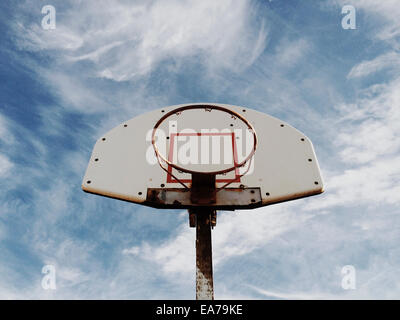 Low angle view of basketball hoop Banque D'Images
