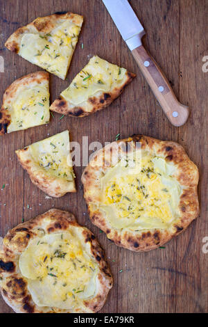 La pizza et le couteau sur la table en bois Banque D'Images